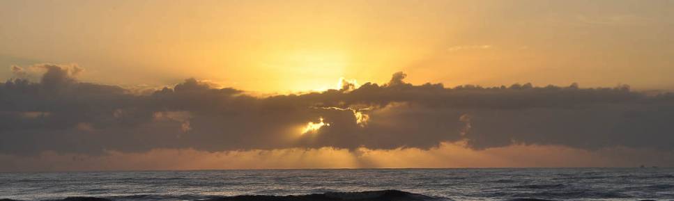 O belo nascer-do-sol em Matinhos, litoral do Paraná